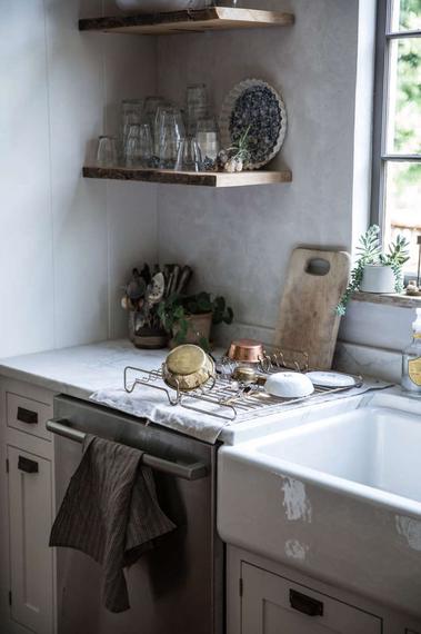 https://www.organized-home.com/ezoimgfmt/media.organized-home.com/wp-content/uploads/2015/03/fields/Beth-Kirby-Local-Milk-kitchen-by-Jersey-Ice-Cream-Co-Remodelista-19_0.jpg?ezimgfmt=rs:380x570/rscb1/ng:webp/ngcb1