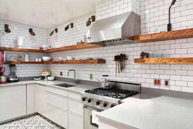 https://www.organized-home.com/ezoimgfmt/media.organized-home.com/wp-content/uploads/2017/11/nadine-abramcyk-kitchen-la-23-733x489.jpg?ezimgfmt=rs:380x254/rscb1/ng:webp/ngcb1