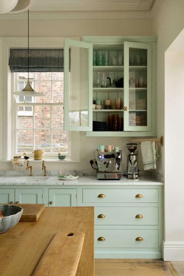 https://www.organized-home.com/ezoimgfmt/media.organized-home.com/wp-content/uploads/2018/10/jones-hunt-york-england-townhouse-kitchen-by-devol-4-733x1098.jpg?ezimgfmt=rs:380x569/rscb1/ng:webp/ngcb1