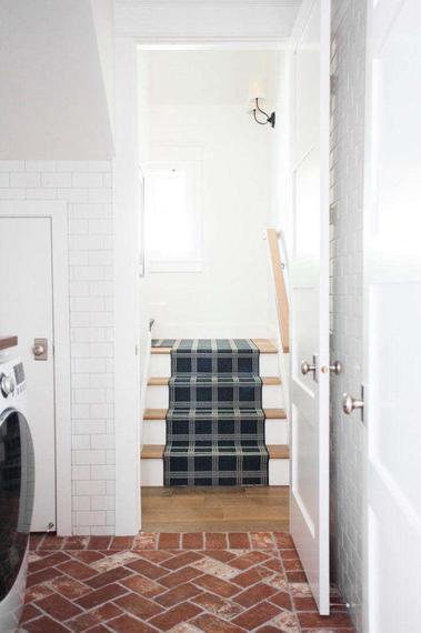 https://www.organized-home.com/ezoimgfmt/media.organized-home.com/wp-content/uploads/2019/01/studio-mcgee-mudroom-stairs-733x1100.jpg?ezimgfmt=rs:380x570/rscb1/ng:webp/ngcb1