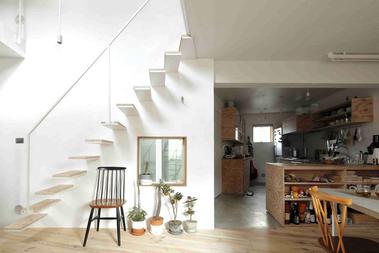 https://www.organized-home.com/ezoimgfmt/media.organized-home.com/wp-content/uploads/2019/03/vertical-alley-tokyo-number-555-architects-12.jpg?ezimgfmt=rs:380x253/rscb1/ng:webp/ngcb1